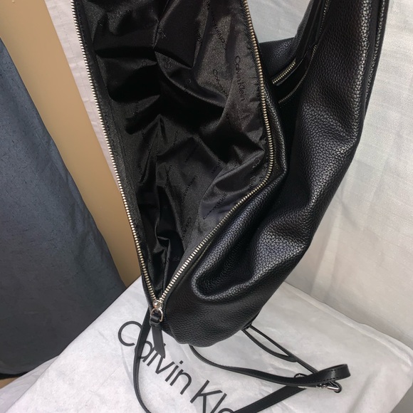 Calvin Klein tote bag with 2 oversized pockets, inner zipper pocket & crossbody - Picture 4 of 5